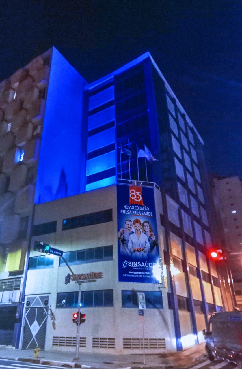 Sede central do Sinsaúde ganha iluminação azul para apoiar campanha contra câncer de próstata